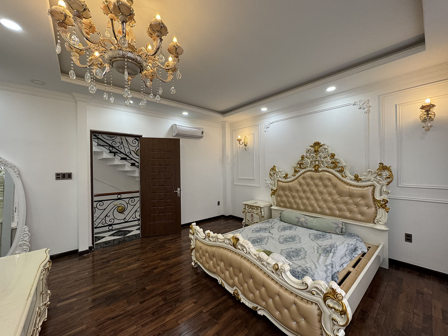 Biệt thự thiết kế tân cổ điển, full nội thất cao cấp xe hơi đổ trong nhà khu VIP Phạm Văn Hai